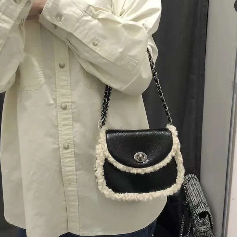 Designer Bag UR With The Same Spring New Lambswool Messenger Bag Ins Fashion Chain Mao Mao Bag Plush Saddle Bag Girl.High Volume Package