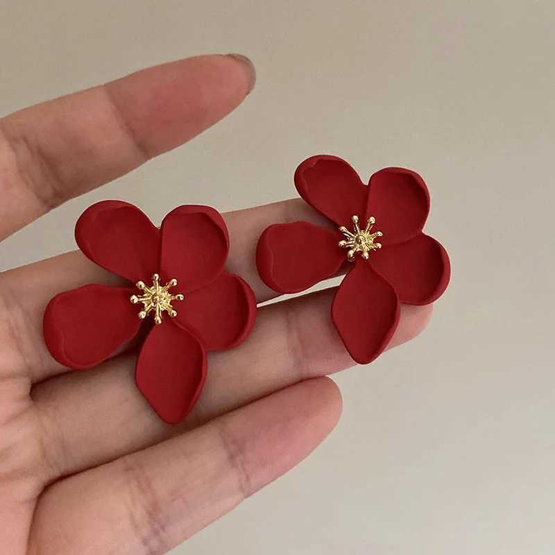 Retro gold matte textured metal flower earrings suitable for warm girls fashion party jewelry gifts 2024 X241106