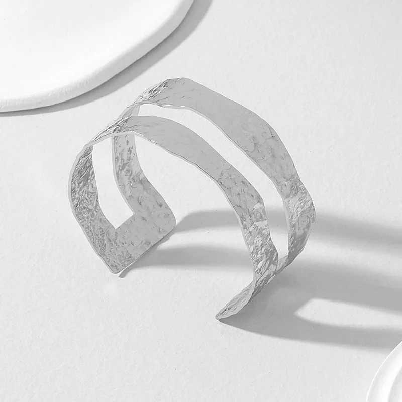 New 2-piece fashionable and simple Gite Square jewelry hollow ring bracelet set Mothers Day gift jewelry set X241106