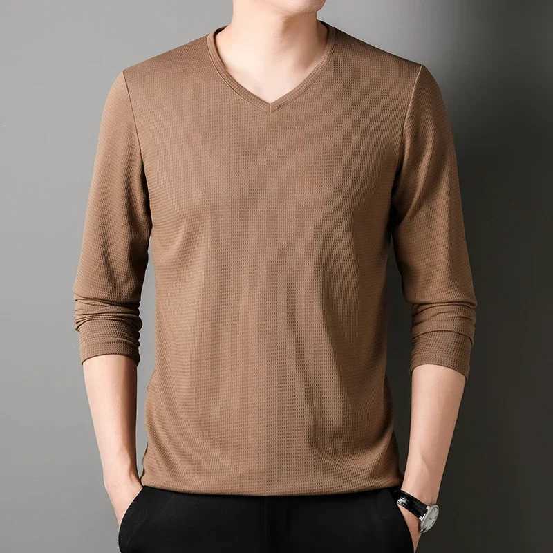 Mens business and leisure long Sved solid color V-neck T-shirt suitable for autumn and winter comfortable fashion paradigm top W241106