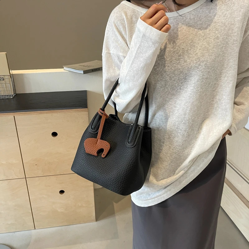 Fashionable and Simple PU Bucket Handbag with Buckle Solid Small Handbag and High Quality Womens Shoulder Bag Classic Style 241105