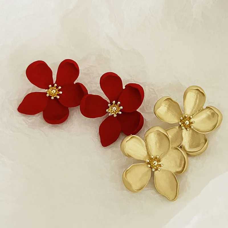 Retro gold matte textured metal flower earrings suitable for warm girls fashion party jewelry gifts 2024 X241106