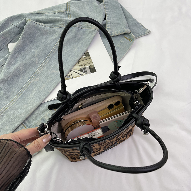 New designer's personalized and fashionable leopard print bucket, new women's slanted body texture, fashionable shoulder bag, fashionable ba