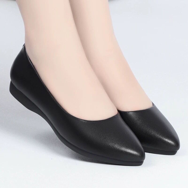 Sophisticated Black UNMUN Leather Pumps for Women - Durable and Slip Resistant Shoes Suitable for Business Attire