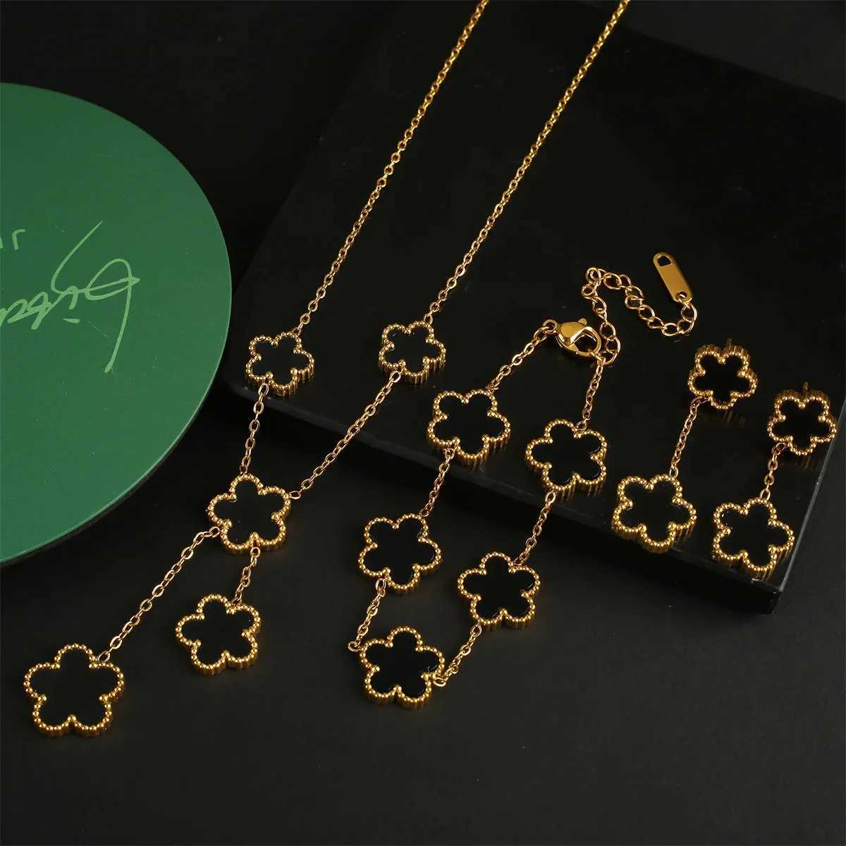 New design stainless steel not made with five leaf flower bracelet necklace earrings three piece jewelry set for women with four leaves X241106