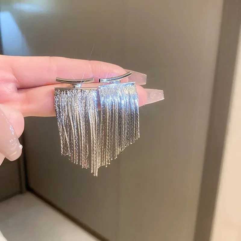 New Exaggerate Long Flow Su Asymmetric Gold Sparkling Pendant Earrings Suitable for Luxury Wedding Bridal Jewelry Accessories X241106