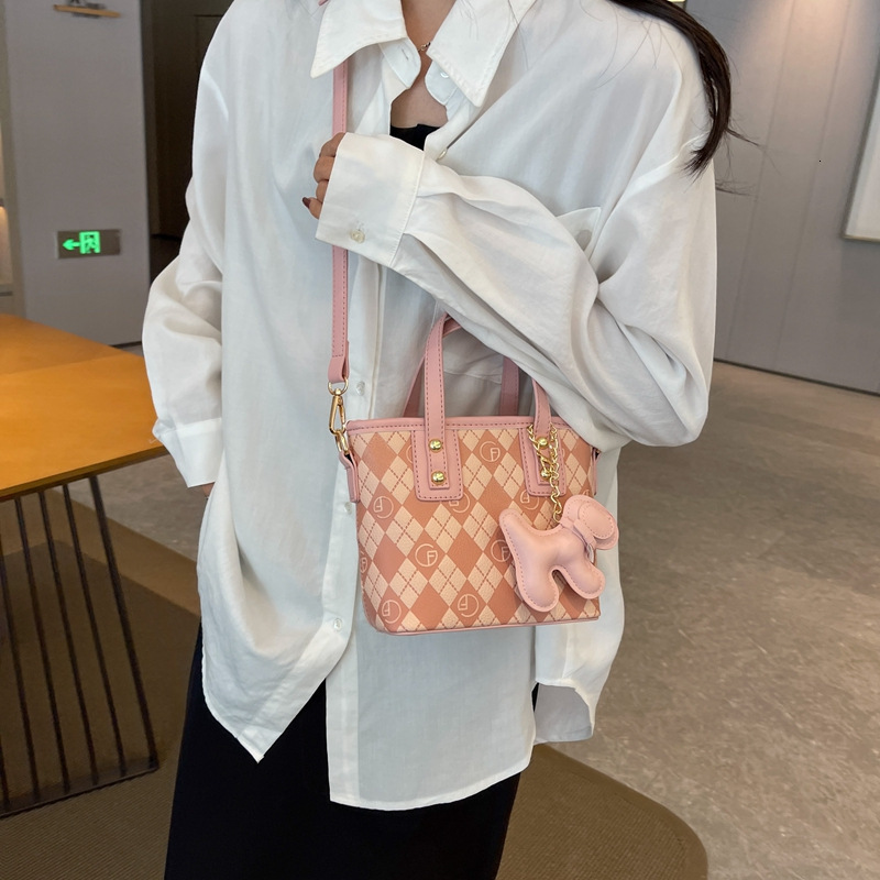 The new designer's popular women's small and textured multifunctional crossbody bag is a niche portable bucket bag fashion bag