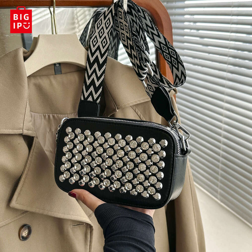 Designer Bag A Shiny, Diamond-Encrusted Messenger Bag With Wide Shoulder Straps For Festivals And Banquets.