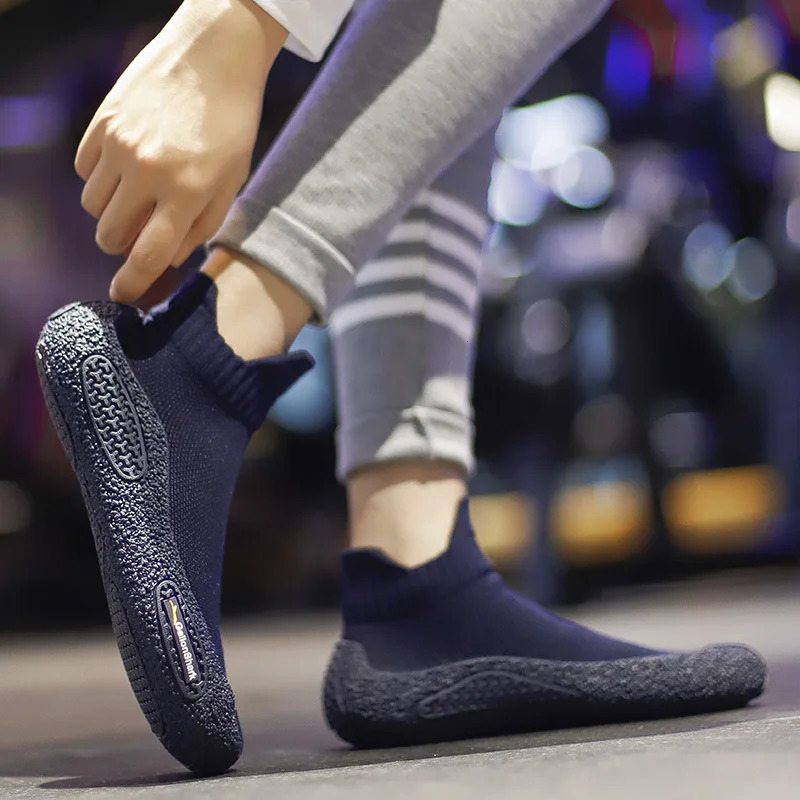 Sports shock-absorbing and anti slip shoes for men indoor squatting beach running jumping leisure soft soled fitness shoes241106