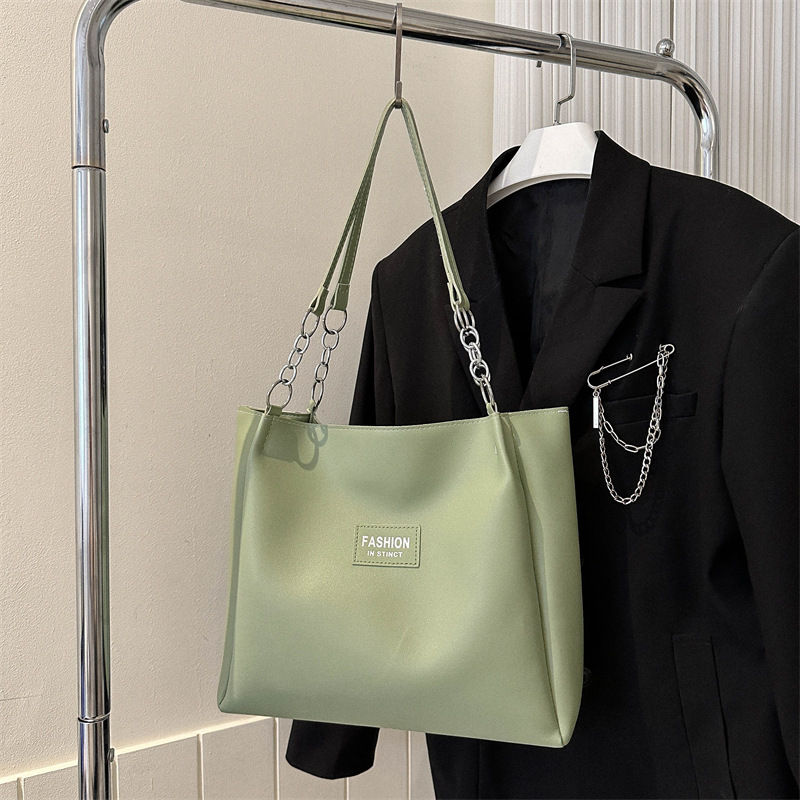 New designer fashionable handbag designed specifically for women with large capacity fashionable commuting bags