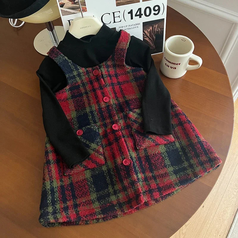Vintage Red Plaid Christmas Party Girls Straps Dress 2024 Autumn Childrens Thickened Tweed Sleeveless Pockets Tank Dresses 241106