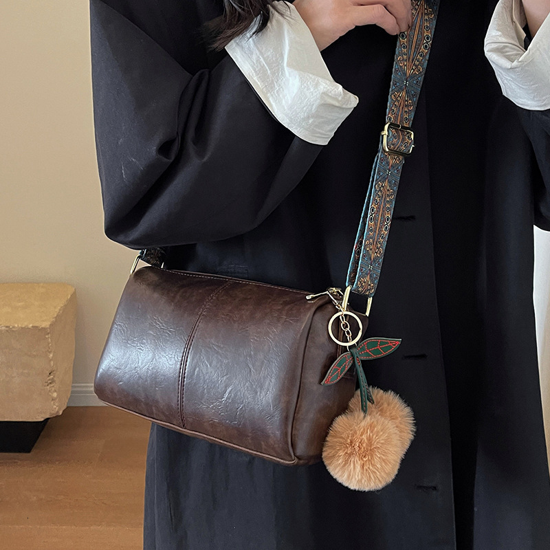 New high-capacity women's bag with PU texture soft leather shoulder bag, fashionable and simple solid color handbag, retro casual bucket bag