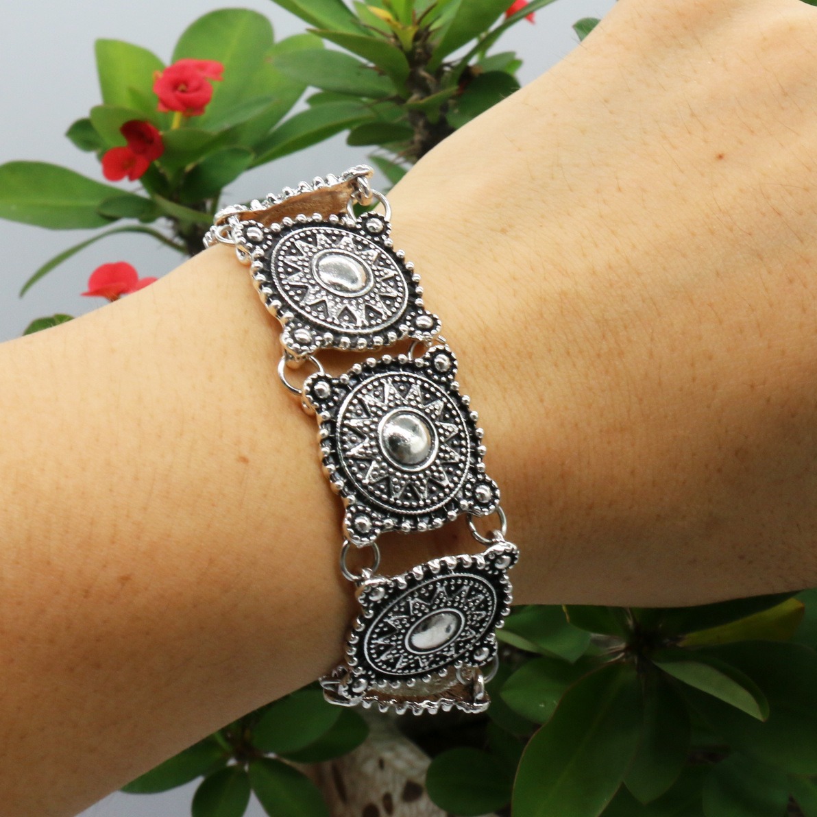 Fashionable European and American Hot Selling Alloy Sun Patterned Neckchain Short Necklace Women's Retro Bracelet Set