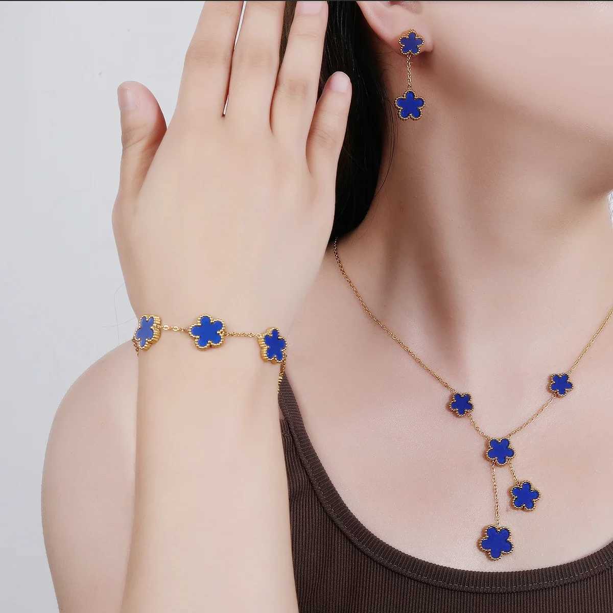 New design stainless steel not made with five leaf flower bracelet necklace earrings three piece jewelry set for women with four leaves X241106