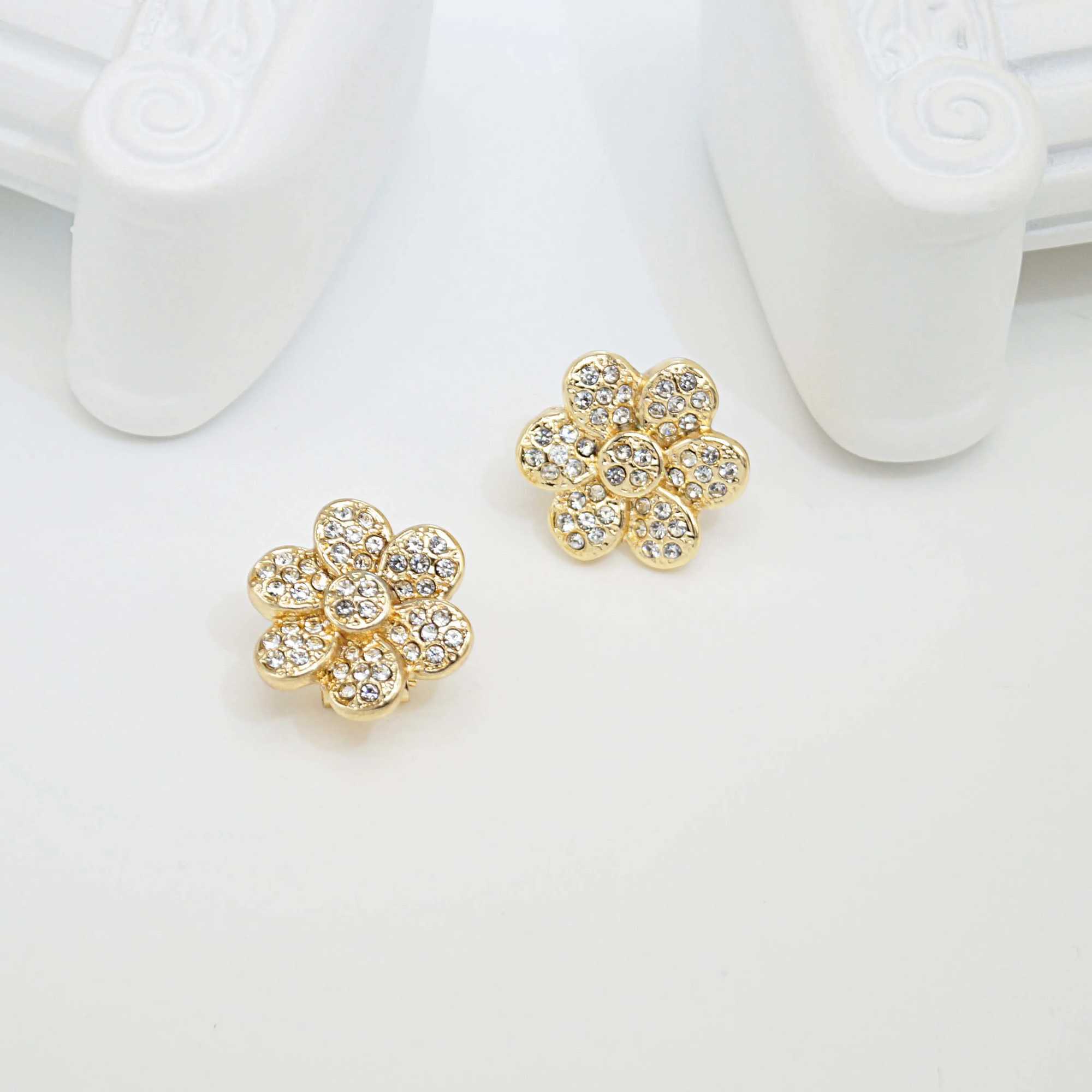 Elegant Wens jewelry set featuring exquisite flower pendant necklaces earrings rings and gold-plated bracelets as holiday gifts X241106