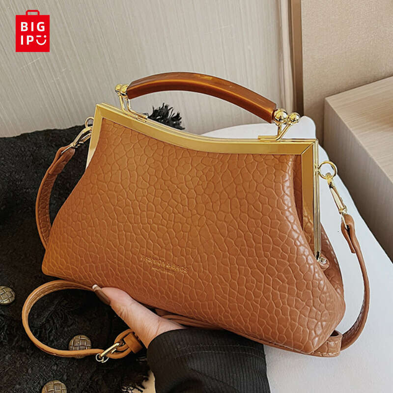 Designer Bag 2024 Winter Famouse Brand Handbag With Mental Handle Designer Pleated Shell Bag For Women Clutch Purses Crossbody Bag Long Belt