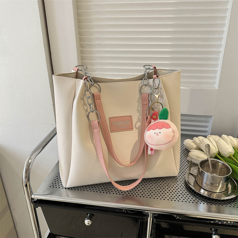 New designer fashionable handbag designed specifically for women with large capacity fashionable commuting bags