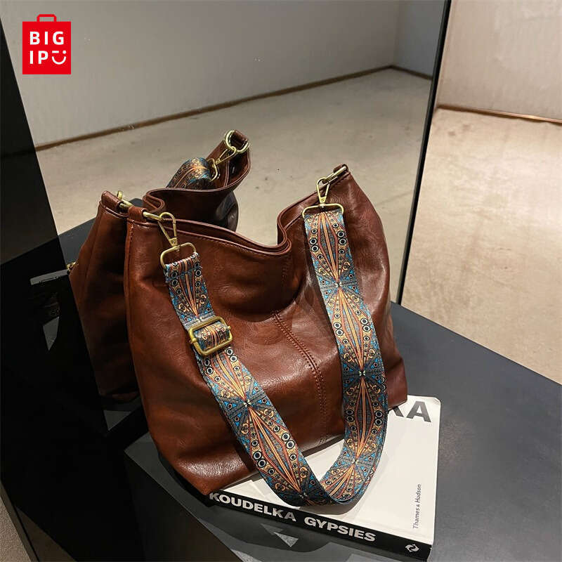 Designer Bag Vintage Solid Color Women Fashion PU Leather Shoulder Sling Bag High-Capacity Simple Wide Strap Bucket Crossbody Bag