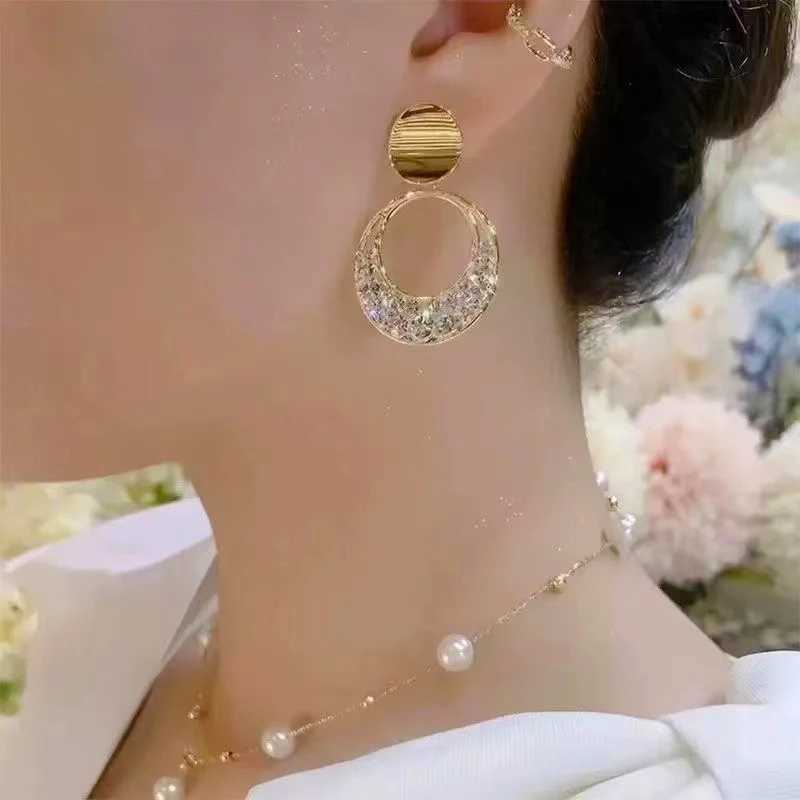 Fashion Trend Geely Rhinestone Round Hollow Pendant Stud Earrings Suitable for Wenxin Unique Design Personalized Girl Jewelry X241106