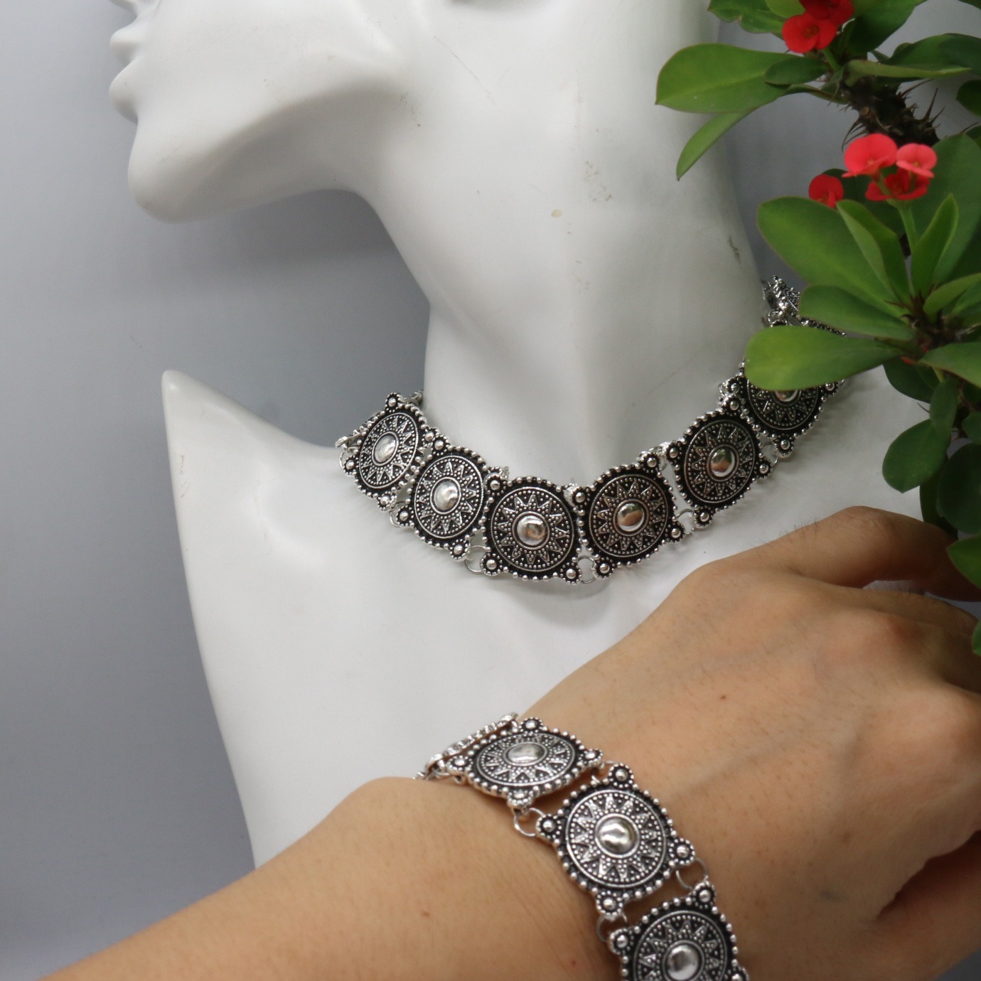 Fashionable European and American Hot Selling Alloy Sun Patterned Neckchain Short Necklace Women's Retro Bracelet Set