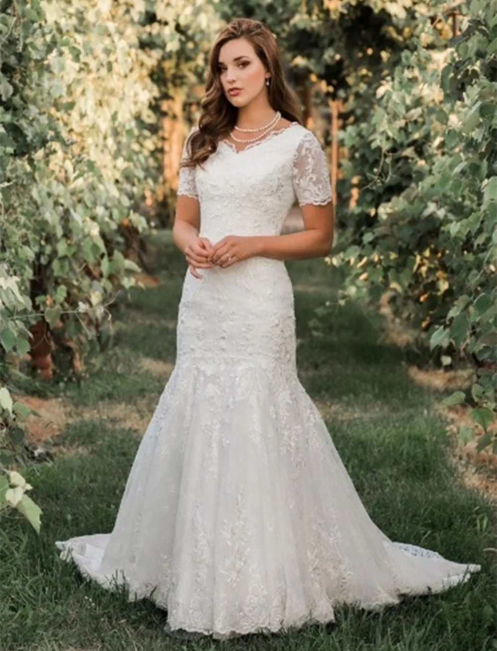 2024 Vintage Mermaid Wedding Dresses Short Sleeves Lace Appliques V-Neck Ivory Long Bridal Gowns Back Covered Buttons Court Train Garden Bride Recepti