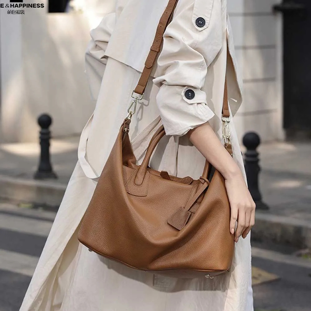 Real Leather Woman Lady Travel Tote Shoulder Bags Roomy Handbag Fashion Commuting Big Bag New Check Zipper Style