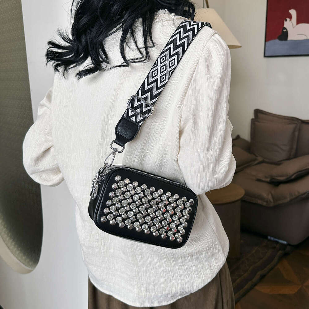 Designer Bag A Shiny, Diamond-Encrusted Messenger Bag With Wide Shoulder Straps For Festivals And Banquets. db6