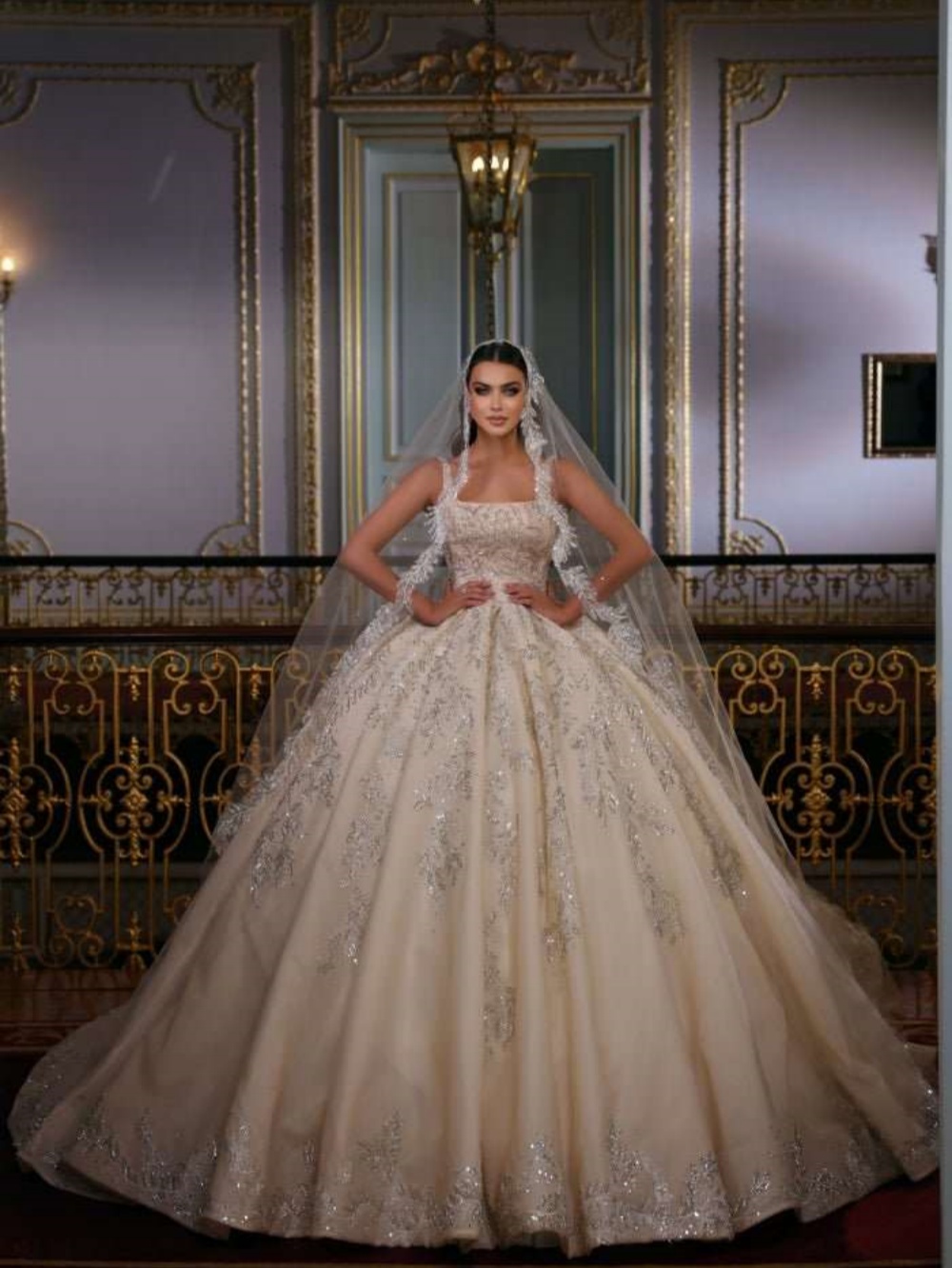 Gorgeous Square Neck Ball Gown With Veil Sequins Beaded Appliques Wedding Dress Customized Long Sweep Train Bridal Dresses