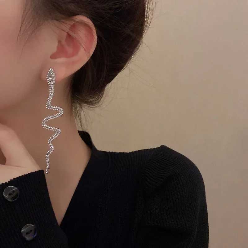 Fashionable retro large snake shaped pendant earrings suitable for girls with retro pendant earrings cute small object earrings jewelry Bijoux gifts X