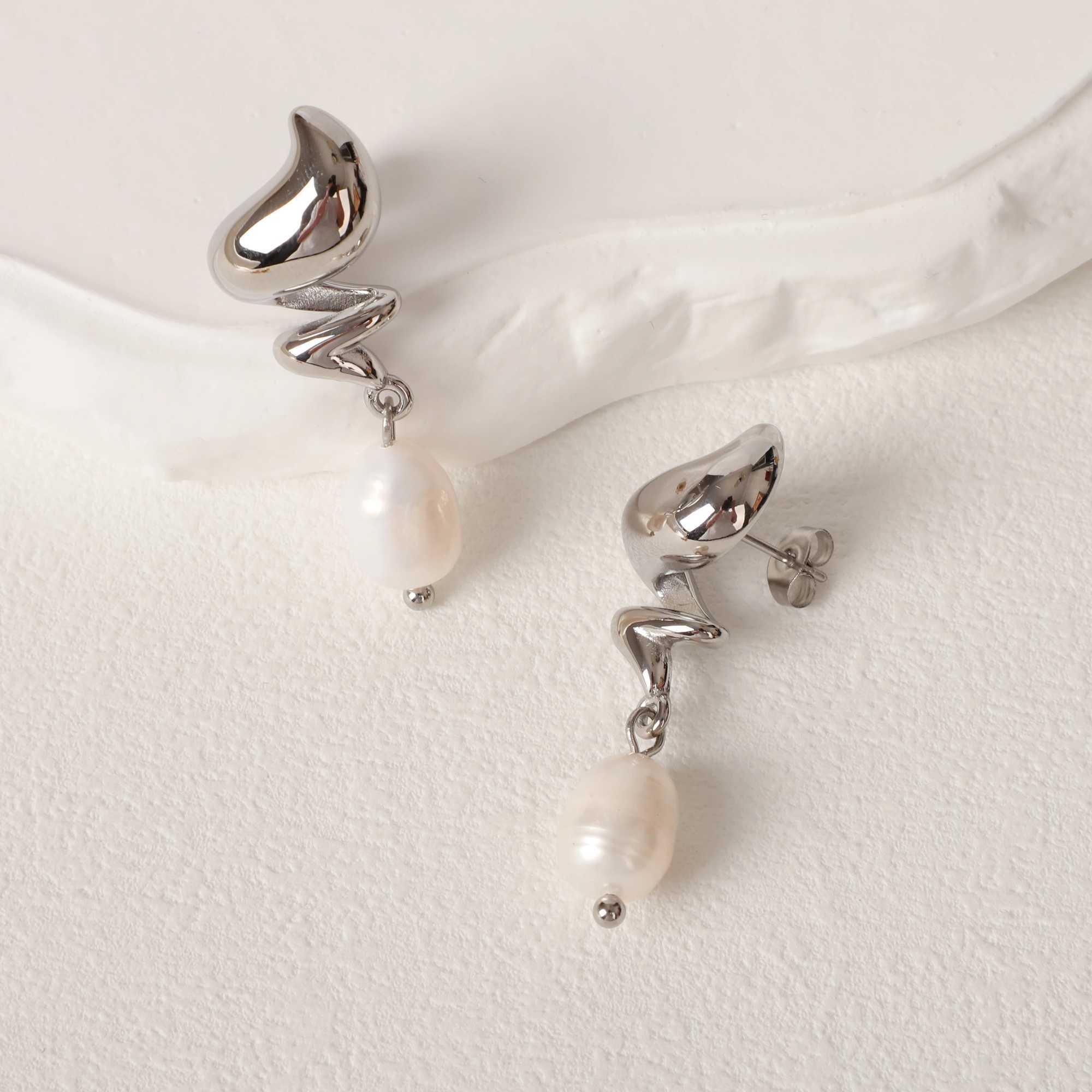 High quality natural pearl spiral stainless steel drop earrings gold trendy exquisite fashion jewelry X241106