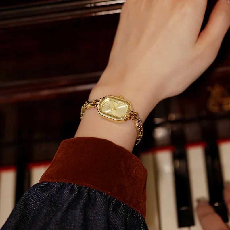 Space and Time Corridor Ancient Bracelet Watch Small Retro Small Gold Watch Oval Light Luxury Literary Fashion Quartz Watch X241106