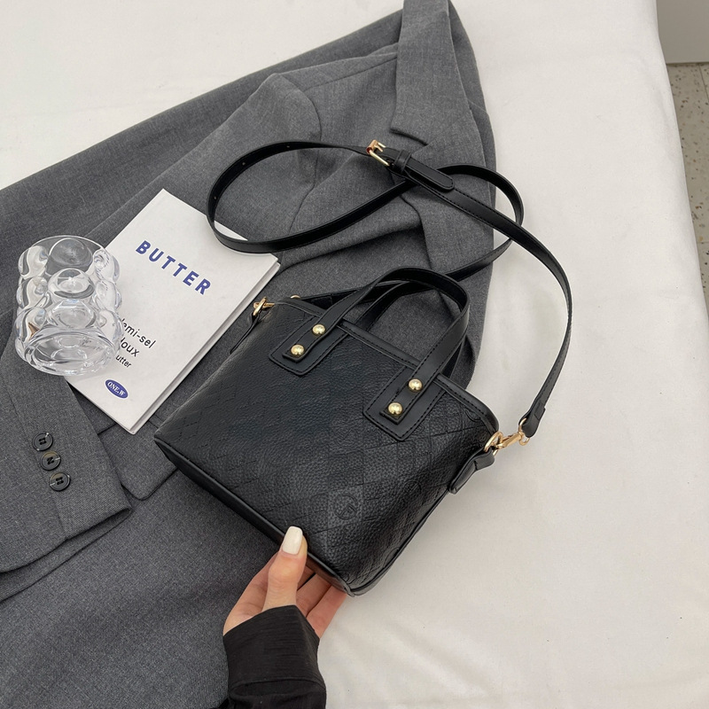 The new designer's popular women's small and textured multifunctional crossbody bag is a niche portable bucket bag fashion bag