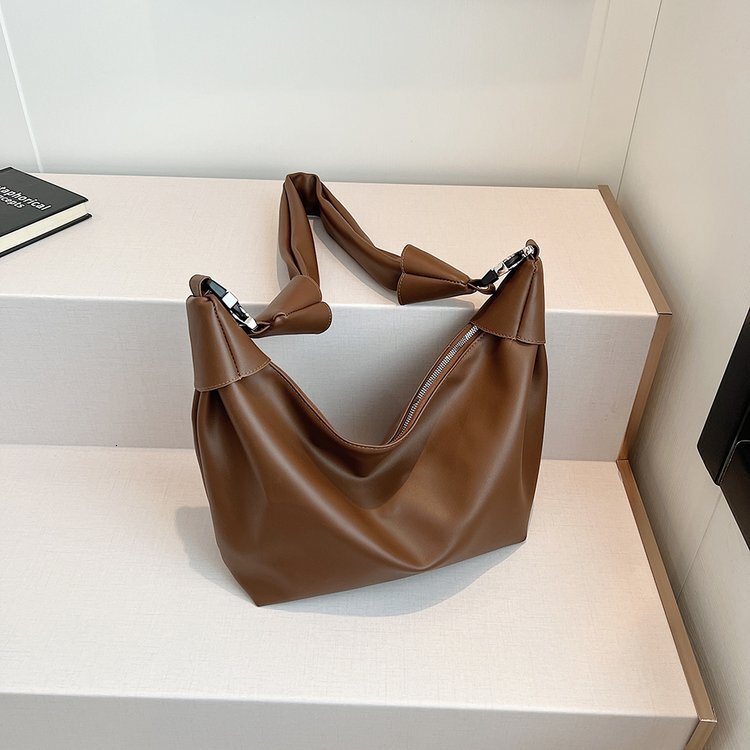 New Designer Travel Master Winter Women's Large Capacity Fashion Single Shoulder Multi functional Leisure Handbag Fashion Bag