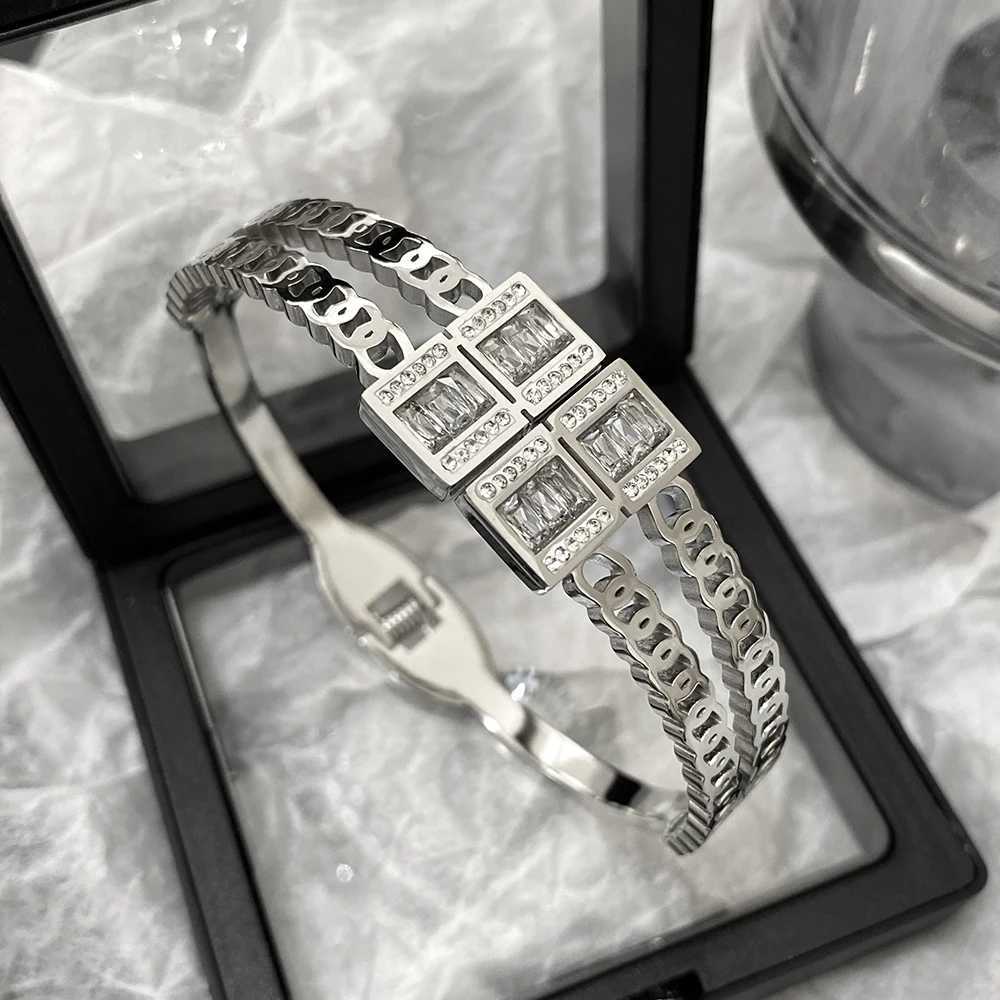 Luxurious square zircon stainless steel cuff bracelet suitable for warm and waterproof Geely gold and silver colored wristband jewelry X241106