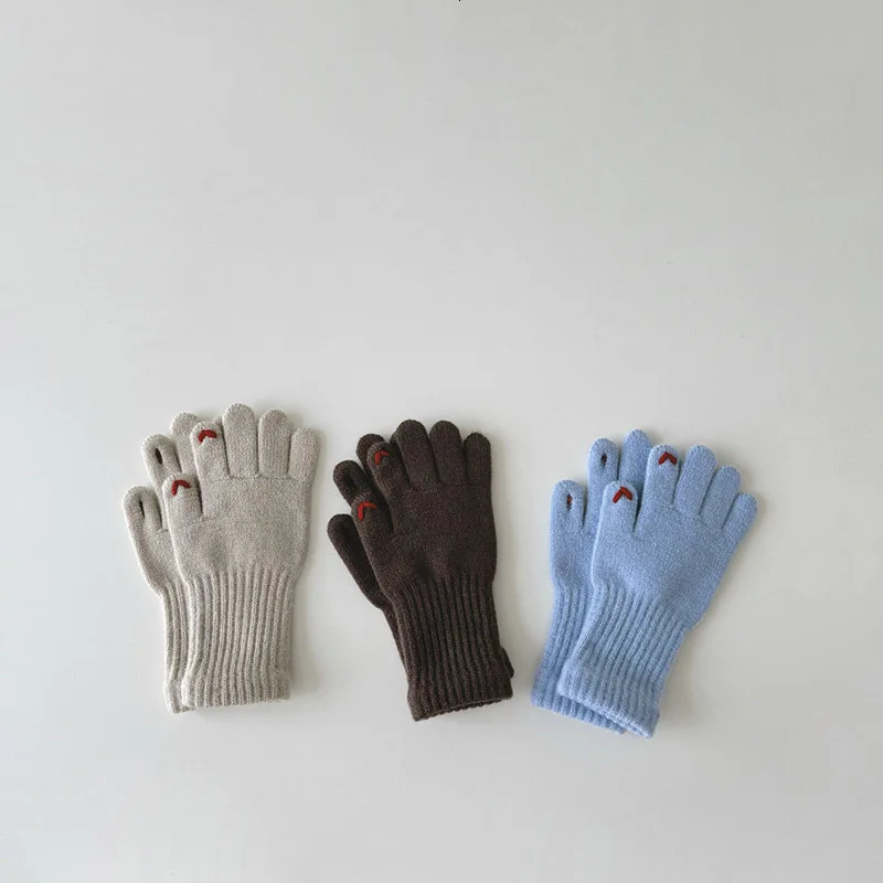 Love Heart Embroidered Childrens Gloves Autumn Winter 4-8 Year Old Boys and Girls Warm Five Finger Gloves Student Children Touchscreen Gloves 241106