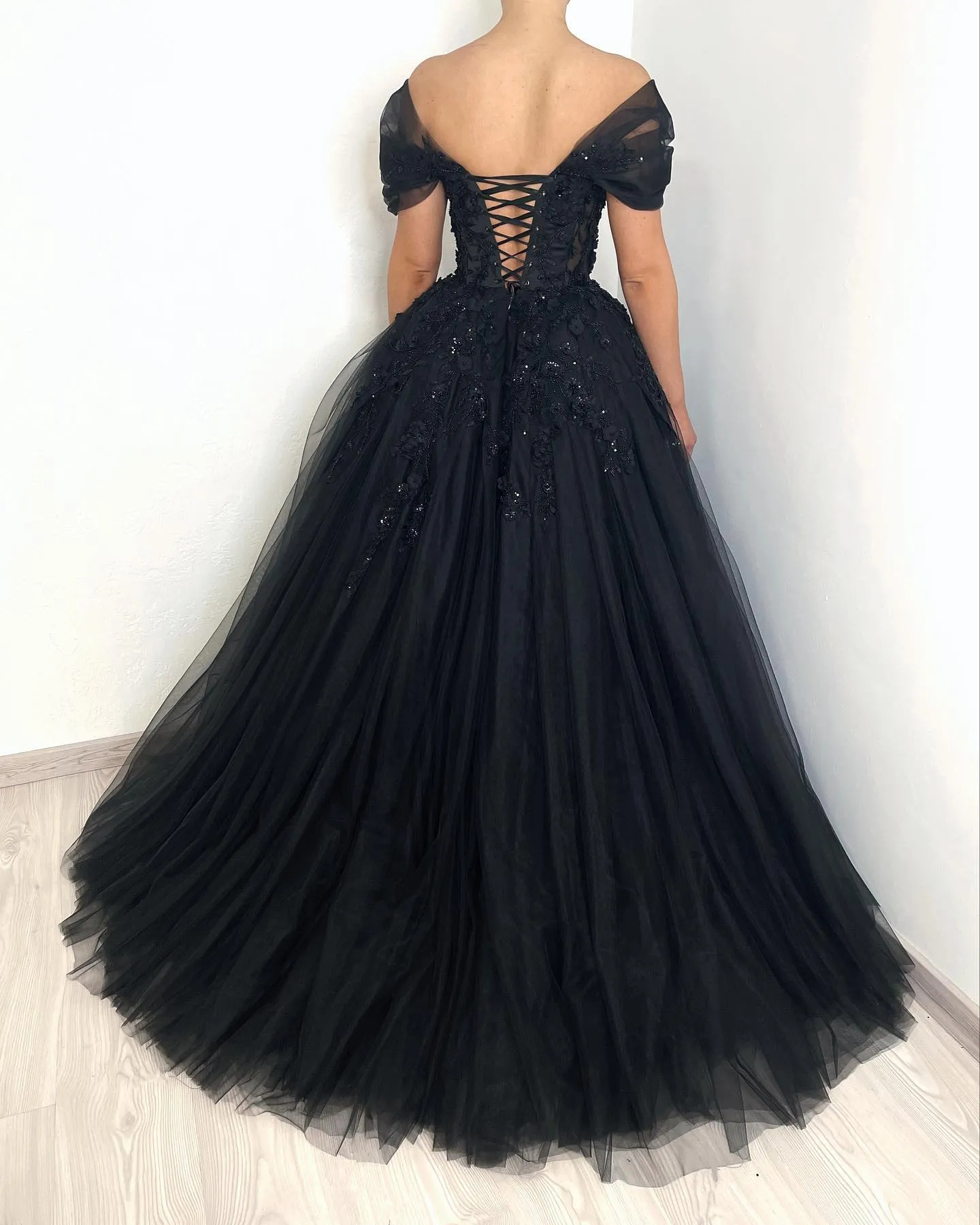 2024 Beaded Black Gothic Wedding Dresses Off The Shoulder Short Sleeves Princess Tulle Bridal Gowns 3D Floral Appliques Sweep Train Vintage Bride Wear