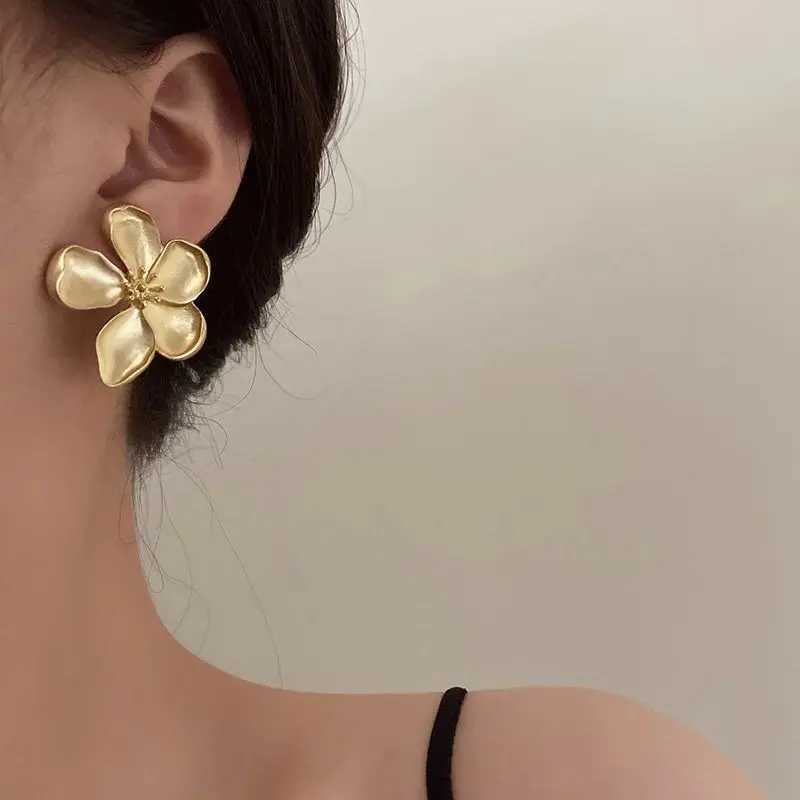 Retro gold matte textured metal flower earrings suitable for warm girls fashion party jewelry gifts 2024 X241106