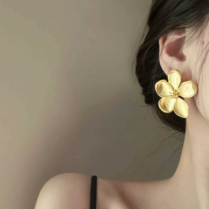 Retro gold matte textured metal flower earrings suitable for warm girls fashion party jewelry gifts 2024 X241106