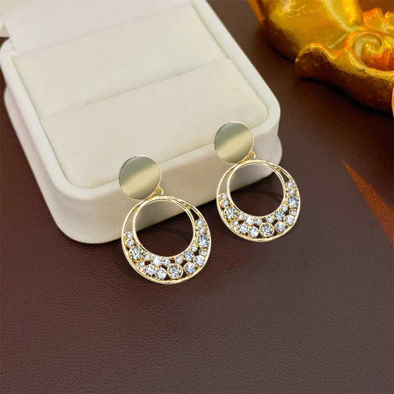 Fashion Trend Geely Rhinestone Round Hollow Pendant Stud Earrings Suitable for Wenxin Unique Design Personalized Girl Jewelry X241106