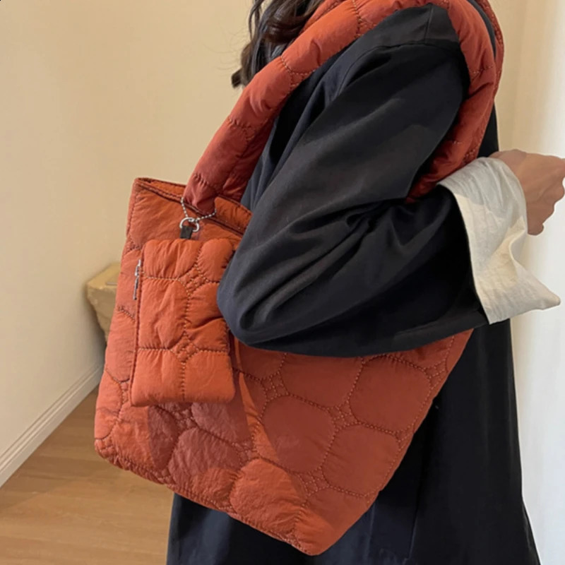 Simple casual shoulder bag womens bedding handbag lightweight and fluffy filling large capacity handbag with small hanging bag 241105