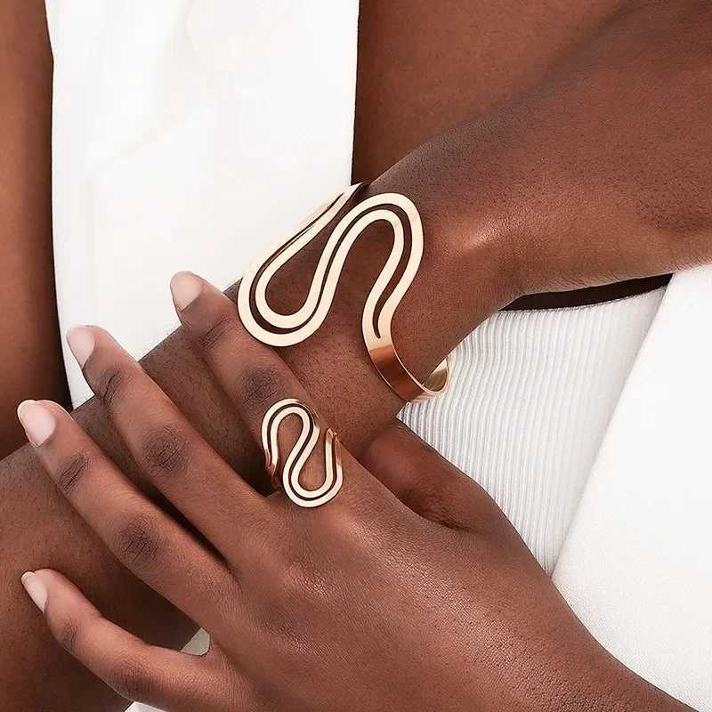 2024 Fashion S-shaped alloy galvanized open bracelet and ring set suitable for womens snake line jewelry Wen X241106