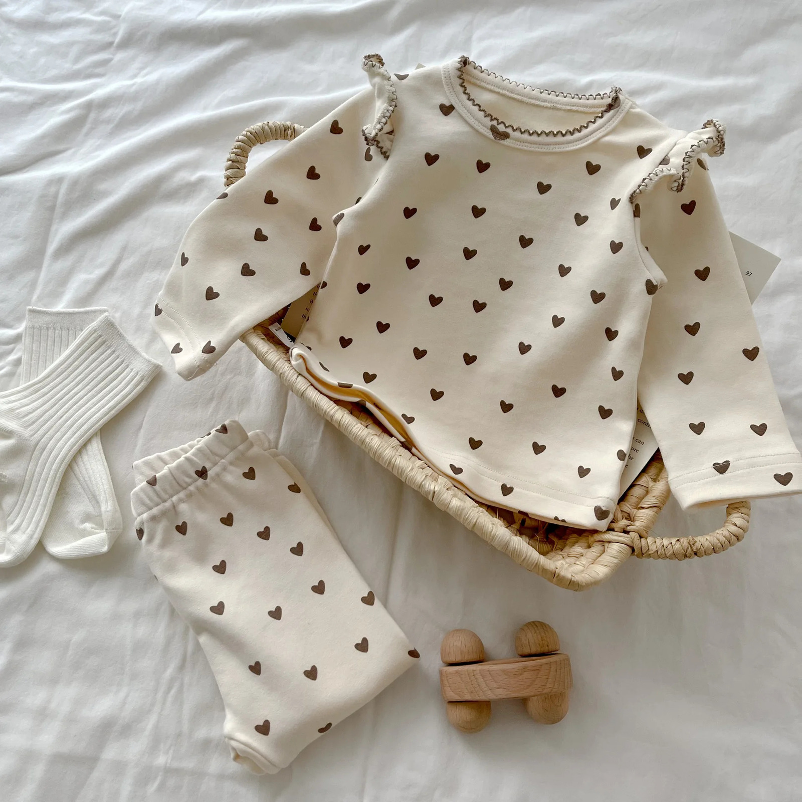 7215 Baby Clothing Set Home Suit Autumn and Winter Love Print Girls Suit T ShirtPant Bottoming Two-piece Suit 241106