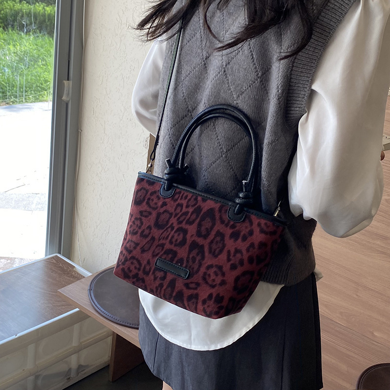 New designer's personalized and fashionable leopard print bucket, new women's slanted body texture, fashionable shoulder bag, fashionable ba