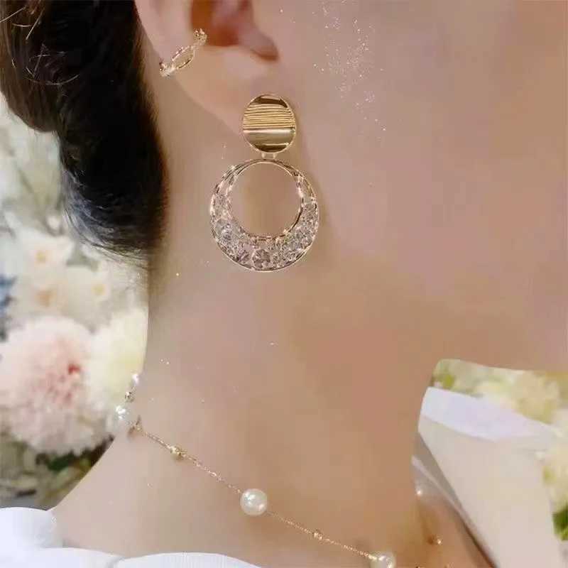 Fashion Trend Geely Rhinestone Round Hollow Pendant Stud Earrings Suitable for Wenxin Unique Design Personalized Girl Jewelry X241106