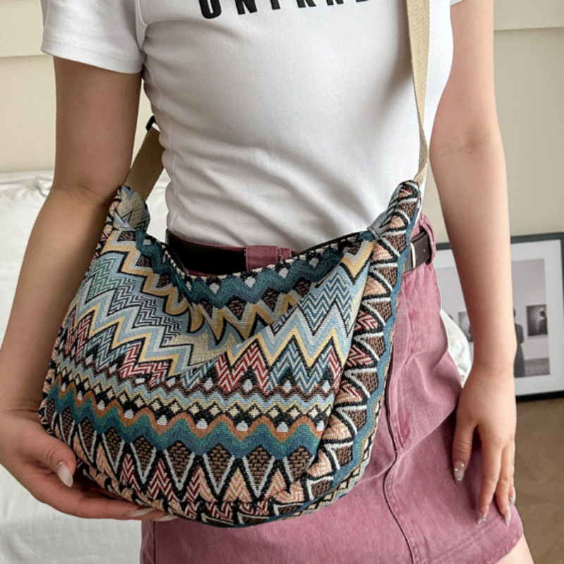 New w Large Capacity Casual Lightweight Embroidered Bag Ladies Fashionable Street One Shoulder Package