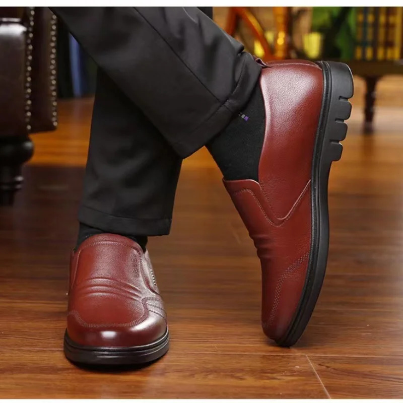 Mens leather shoes black Soft bottom anti slip and breath shoes mens Business dress casual Zapatos light flat 241106
