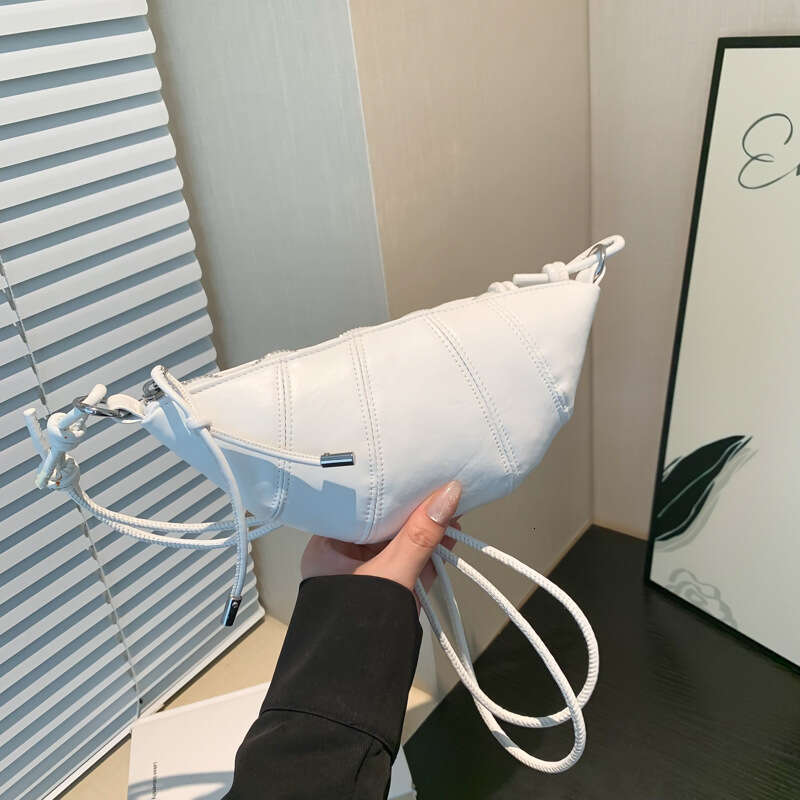 French style niche casual women's shoulder 2024 new trendy fashionable saddle bag, personalized and simple crossbody bag