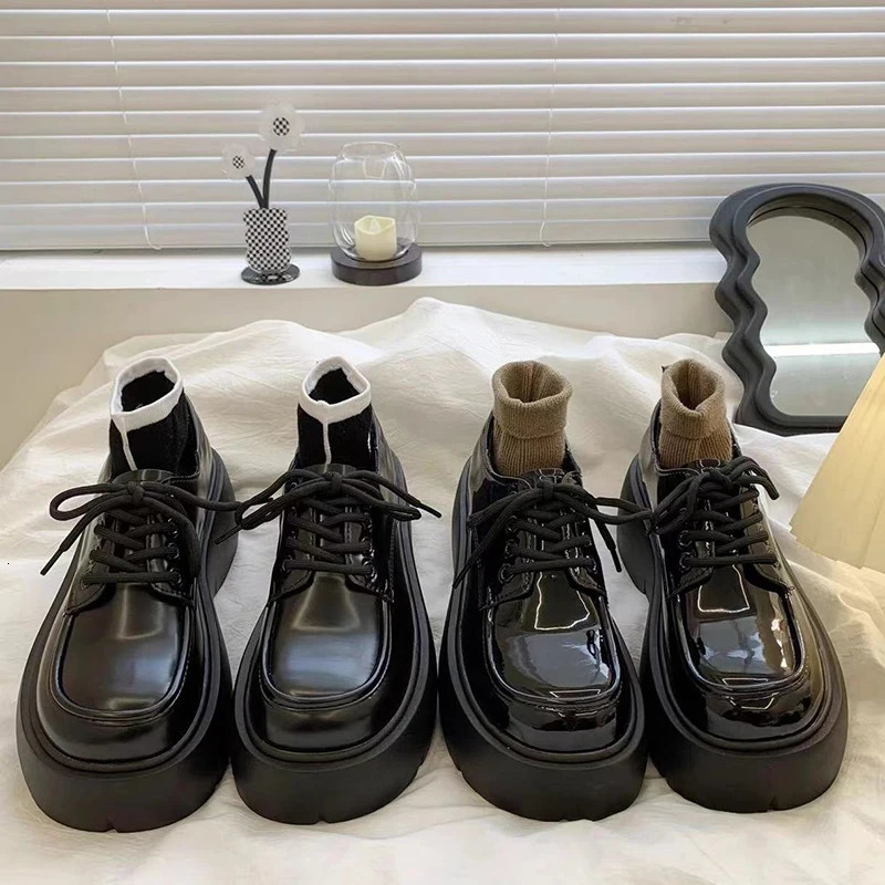 Womens shoes British style thick soled college style casual shoes Pu leather fashionable girls shoes platform lace upper womens shoes 241106