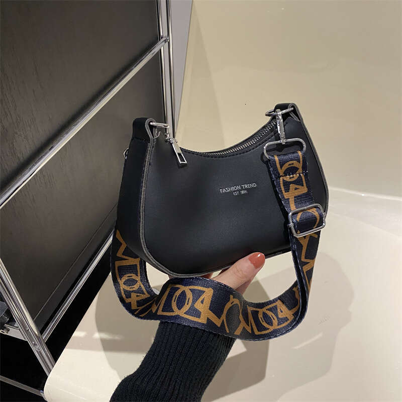 Spring 2024 New Fashion Women's One Shoulder Underarm Simple and Casual Western Style Crossbody Small Square Bag