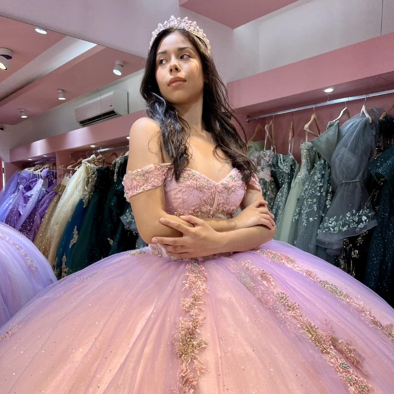 Lilac Shiny Off The Shoulder Ball Gown Quinceanera Dresses Applique Lace Beaded Tull Celebrity Party Gowns Sweet 16 Mexico